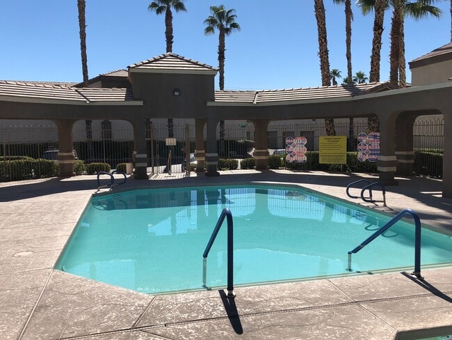 Building Photo - Fantastic 2 Bedroom Condo with Attached Garage