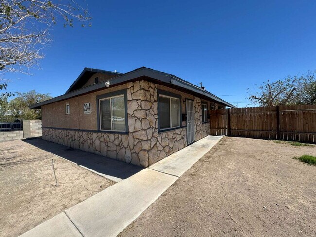 Building Photo - "Cozy 2-Bedroom Haven in North Las Vegas – 810 Sq Ft of Comfort on Harvard St!"