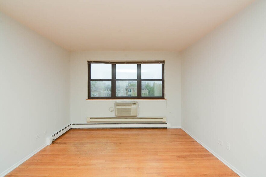 Building Photo - 663 W Wrightwood Ave