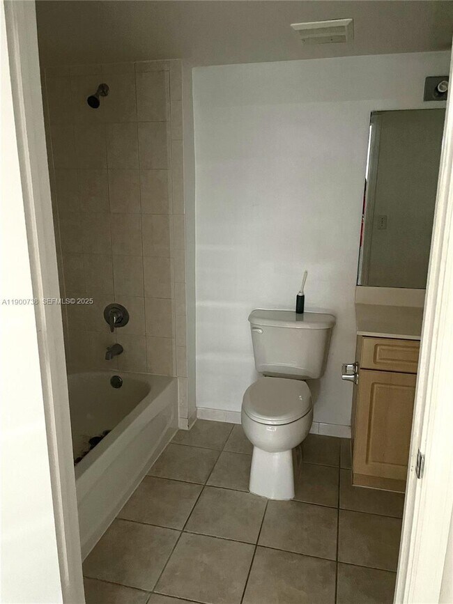 Building Photo - 102 SW 6th Ave