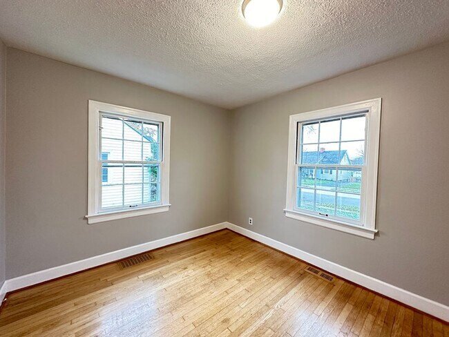 Building Photo - Charming 2-Bedroom Cottage-Style Home!