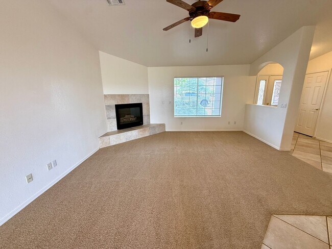 Building Photo - Beautiful 3 Bed / 2 Bath Home Backing to Cerbat Cliffs Golf Course!