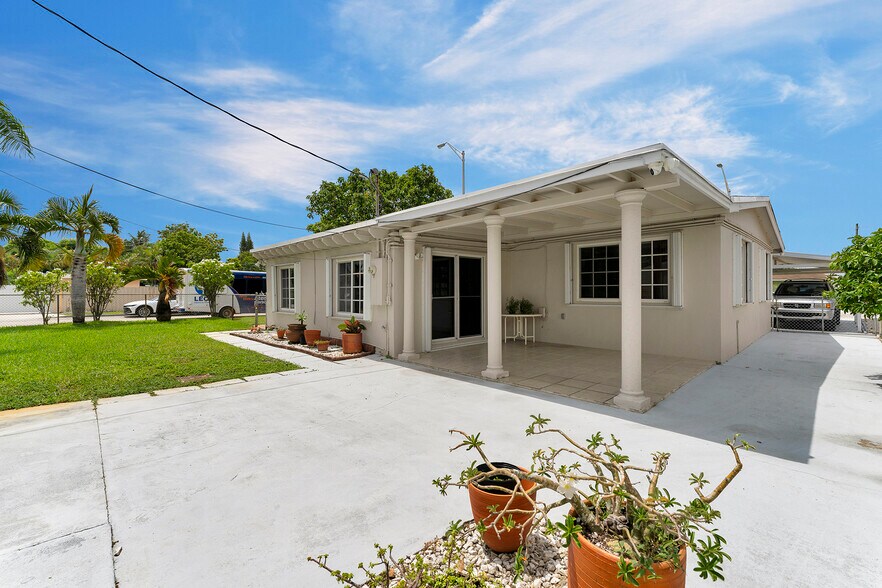 Building Photo - 361 SE 6th Ave