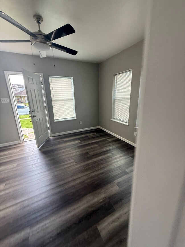 Building Photo - 122 Pineview Dr
