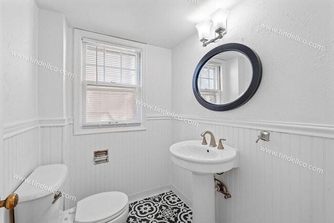 Building Photo - Three Bedroom Cape Cod with Yard in Highly...