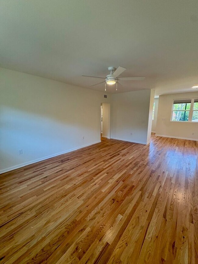 Building Photo - Newly Renovated Three Bedrooms Condo in South Windermere