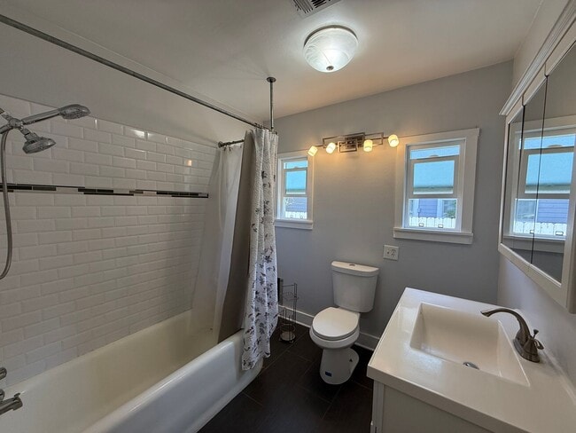 Building Photo - Charming 2 Bed / 1 Bath Corner Lot Home with Wraparound Porch