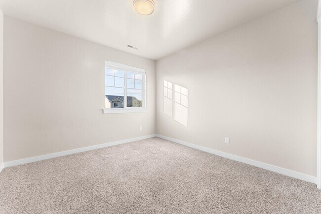 Building Photo - 5 Bedroom 2.5 Bath FOUR CAR GARAGE Eagle, ...