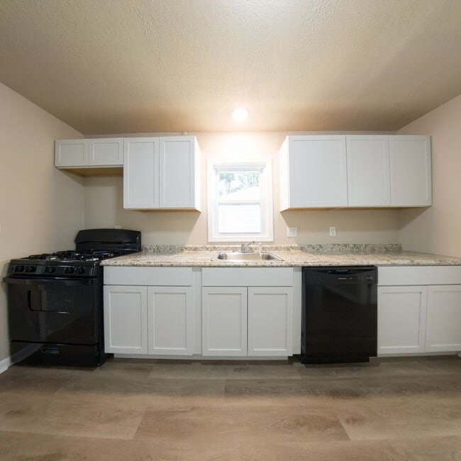Building Photo - Updated 2 Bedroom Home with 2 Stall Garage