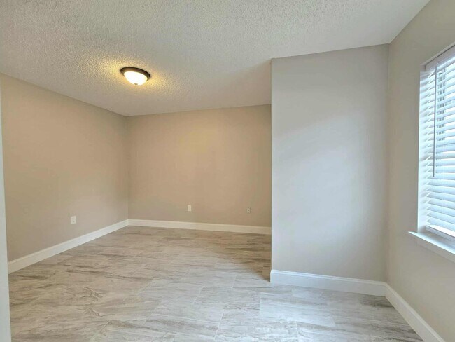 Building Photo - NEWLY RENOVATED 3 Bedroom 1.5 Bath now for...