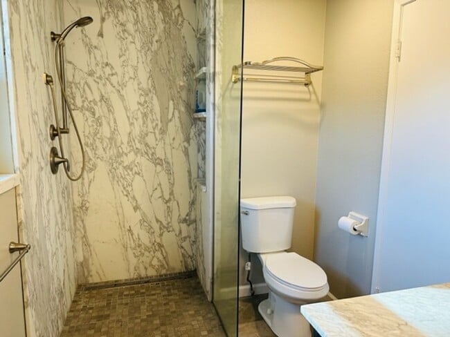 Building Photo - $2,300 First & Bullard 3 Bedroom, Pool, Ho...