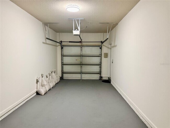 Building Photo - 8801 Villa View Cir