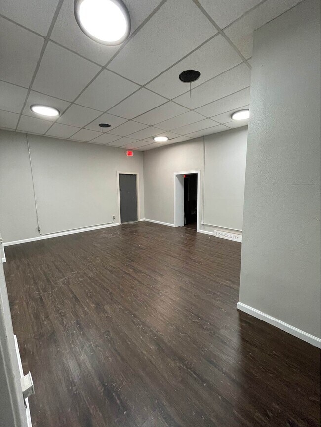 Building Photo - 7235 Glenview Dr