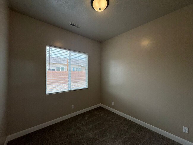 Building Photo - Townhome in Hurricane