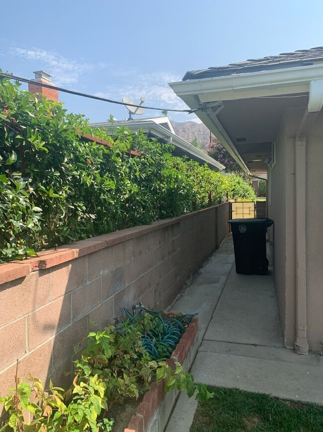 Building Photo - Gorgeous Two Story /Five Bedrooms in Burbank With Fantastic Views!!!