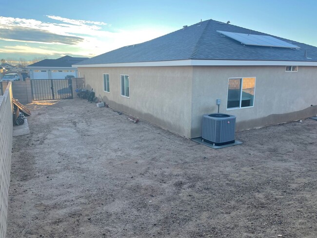 Building Photo - Beautiful 4 bed, 2 bath home AVAILABLE for...