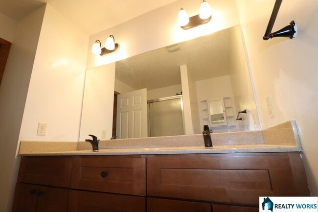 Building Photo - Large 3 bedroom, 2.5 Bath townhome available now!