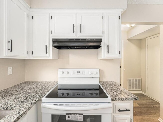 Building Photo - 810 SW Pinebrook Village Ct