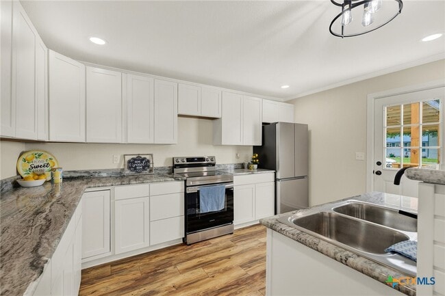 Building Photo - 312 N La Vernia St