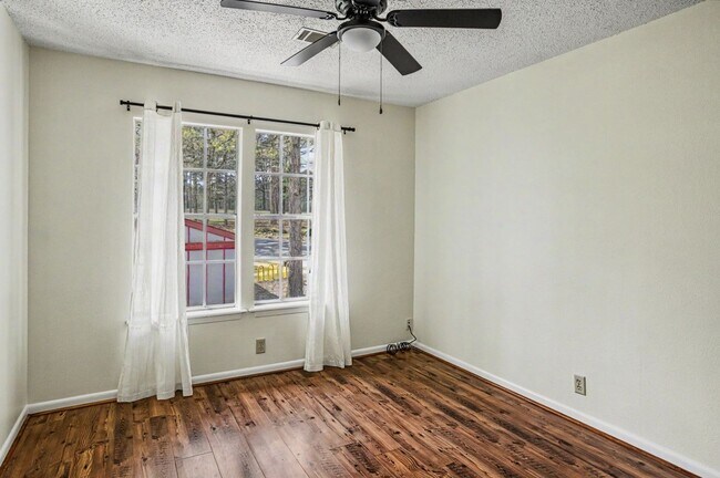Building Photo - Two-Level Townhome in DeSoto Courts