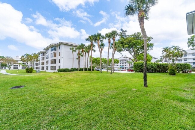 Building Photo - Spacious 2BR/2BA Condo at Whitehall - West Palm Beach