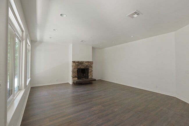 Building Photo - Elegant 5-Bedroom Estate with Pool in Prime Woodland Hills