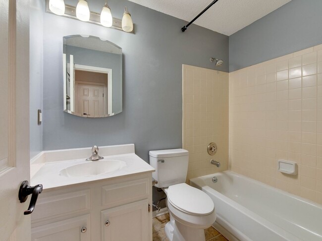 Building Photo - Amenity rich water front condo ready for move in!