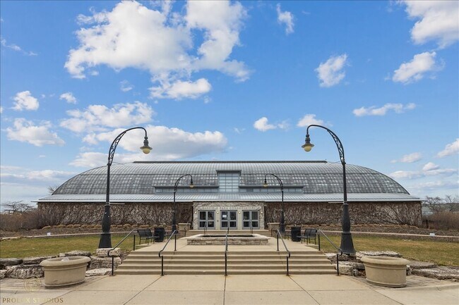 Building Photo - 352 N Avers Ave