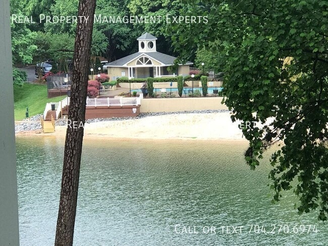 Building Photo - 20119 Henderson Rd