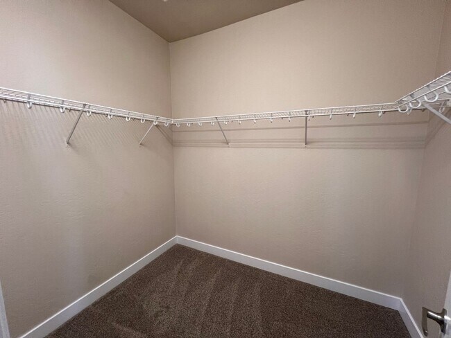 Building Photo - $2,350 Fowler & Shields, 3 Bedrooms - E Co...