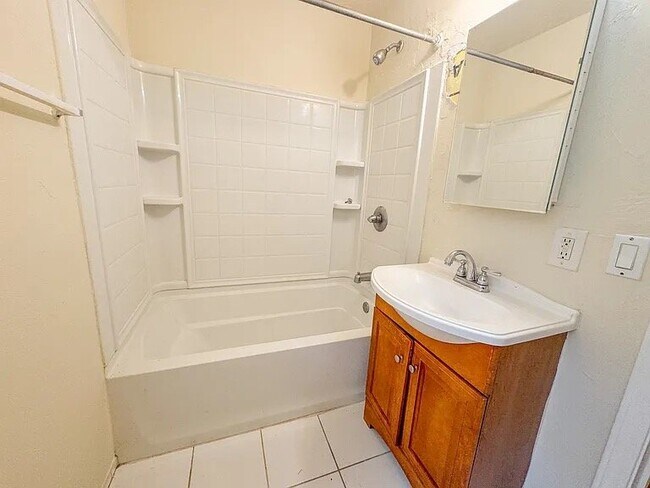 Building Photo - 1614 Mayhew St