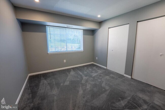 Building Photo - 1533 Colonial Dr