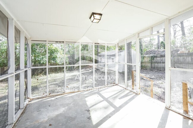 Building Photo - 102 Oakdale Dr