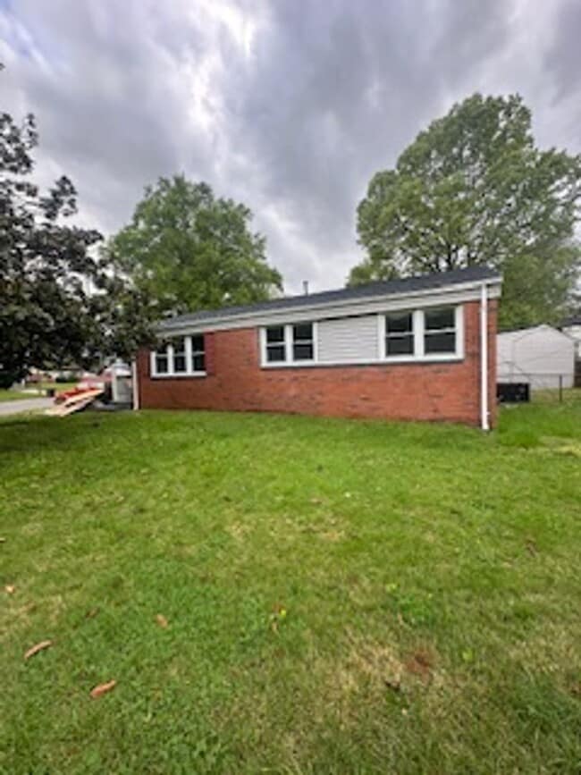 Building Photo - Three Bedroom House