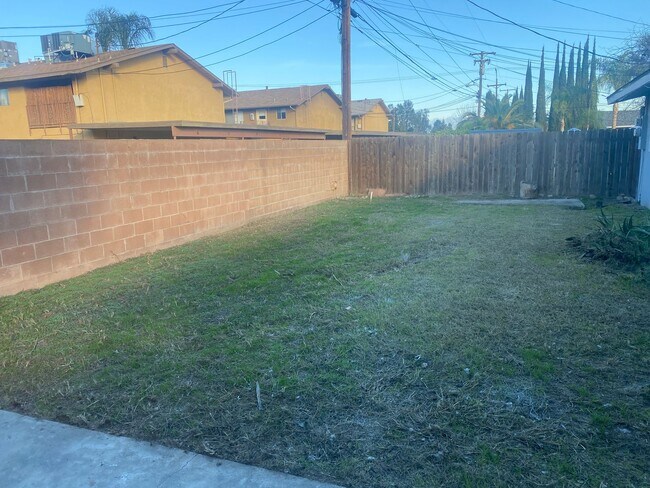 Building Photo - 808 E Kaweah Ave