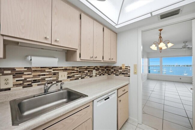Building Photo - 555 S Gulfstream Ave