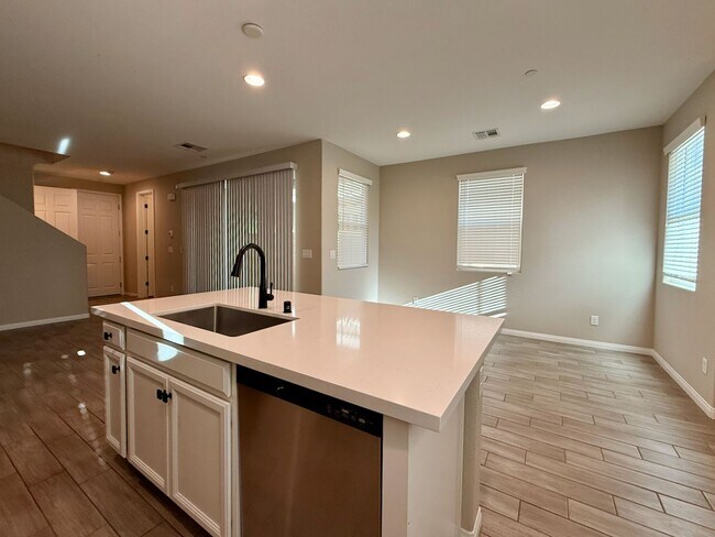 Building Photo - 3 BED 2.5 BATH 2 CAR GARAGE MODERN TOWNHOM...