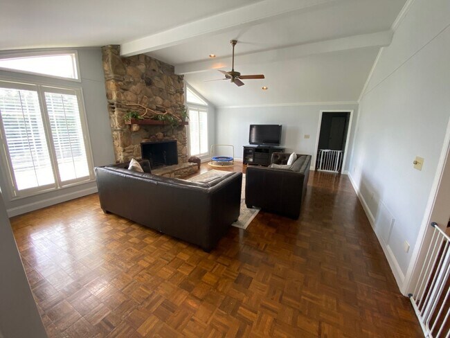 Building Photo - A little slice of paradise within minutes to downtown Greenviille