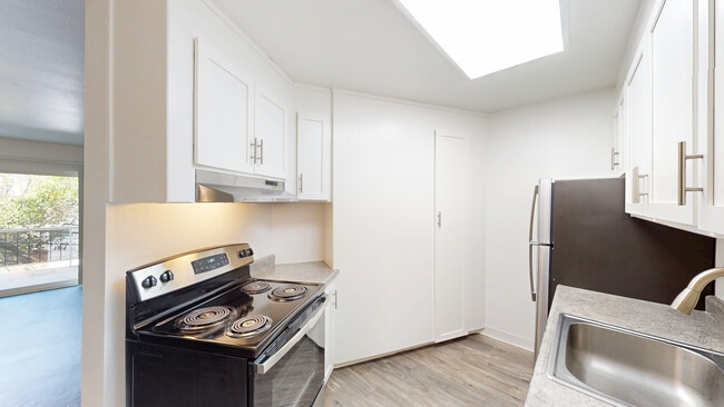 Building Photo - 1829 Lincoln Ave