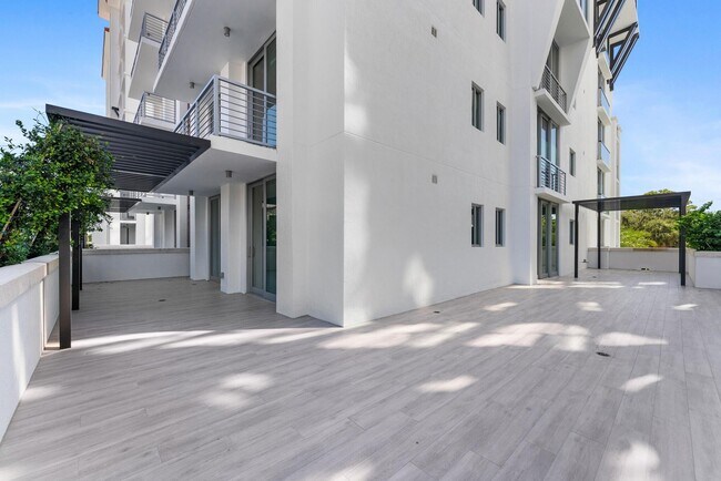 Building Photo - 485 E Royal Palm Rd