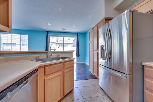 Building Photo - NW 3 bedroom!! Community Pool!! Playground...