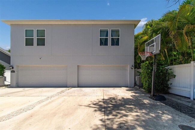 Building Photo - 213 S Albany Ave