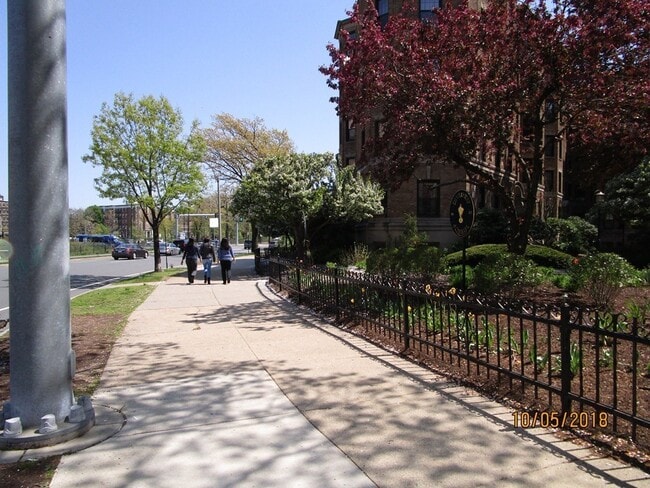 Building Photo - 120 Riverway