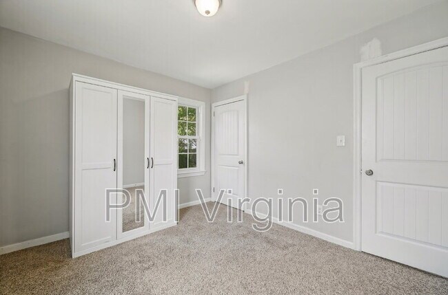 Building Photo - 9 Laurel Dr