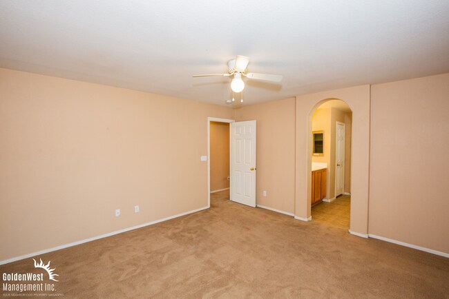 Building Photo - Lovely 3Bdm 2.5Ba TownHome in Great Northw...