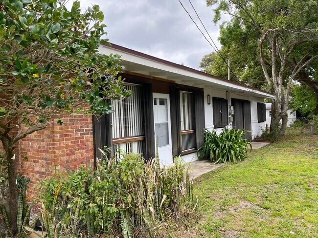 Side door/Security shutters - 133 Clark St