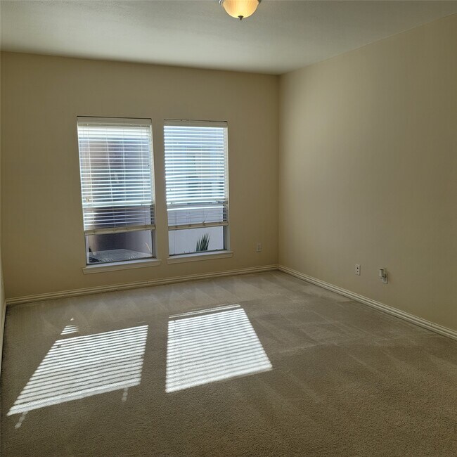 Building Photo - 7111 Harmony Cove