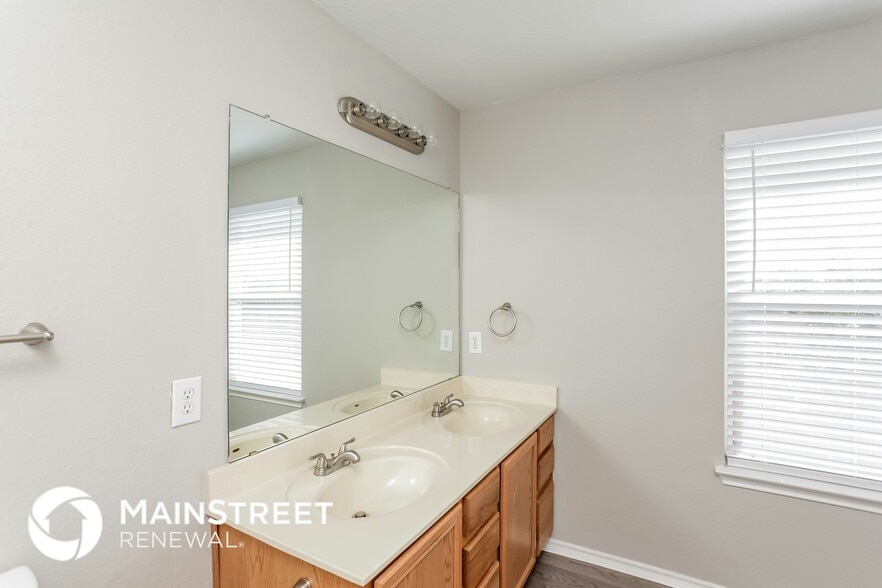 Building Photo - 121 Angus Way