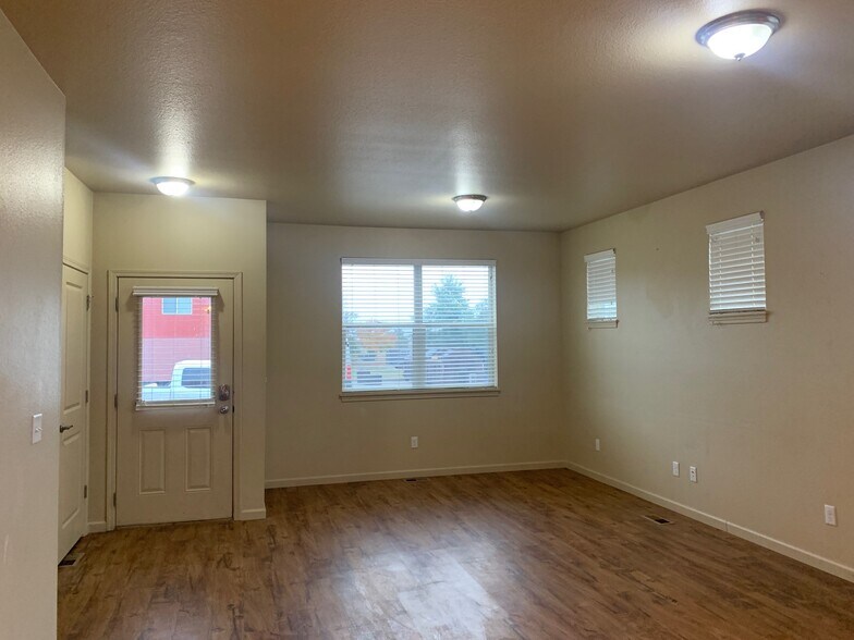 Building Photo - 3025 17th Ave W