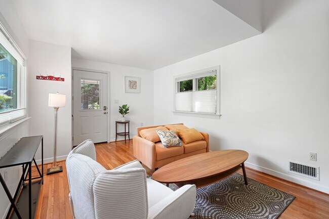 Building Photo - 3 Bed 1.5 Bath - Takoma Park Cottage - Mov...